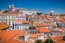 Panorama del centro storico di Lisbona, la capitale ...