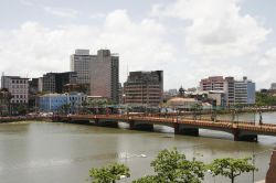 Panorama della città di Recife, Pernambuco (Brasile). La metropoli conta una popolazione di oltre 1 milione e mezzo di abitanti e si sviluppa presso le foci di due fiumi: Jaboatão ...