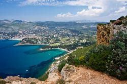 Vista panoramica del mare della Costa Azzurra a est di Cassis, nella Francia meridionale - foto © cecoffman / Shutterstock.com