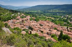 Panoramica del villaggio di Moustiers-Sainte-Marie in Provenza, Francia - © Zbynek Jirousek / shutterstock.com