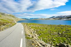 Parco Nazionale Jotunheimen lungo la strada dei fiordi, Norvegia. A ricoprire i 3500 chilometri quadrati di questa riserva naturale sono ghiacciai, laghi lapini e alte montagne. Il parco si ...