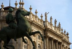 Un particolare di Palazzo Madama in Piazza Castello, nel centro di Torino (Piemonte). In primo piano una delle due statue bronzee dei Dioscuri realizzate da Abbondio Sangiorgio e posizionate ...