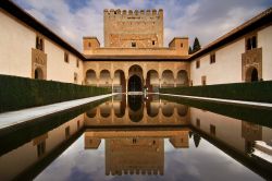 Patio de los Arrayanes Alhambra Granada Spagna ...