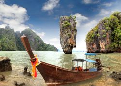 La Phang Nga Bay, situata tra Phuket, Phang Nga e Krabi, è tra le location più famose della Thailandia, nota per le suggestive formazioni rocciose e per essere apparsa in un film ...