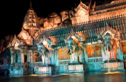 Il Palazzo degli Elefanti di Phuket (Thailandia) è un teatro capace di contenere 3 mila spettatori, ispirato ai palazzi in pietra dell'era Sukhothai, che si trova all'interno ...