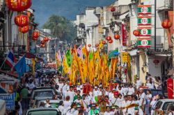 Il Festival Vegetariano di Phuket (Thailandia) si tiene il nono mese lunare cinese e consiste in cerimonie sacre nei santuari o cortei per le strade della città. Non si tratta di una ...