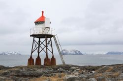 Piccolo faro nella regione di Hammerfest, Norvegia - Quasi duemila km a nord di Oslo sulla costa occidentale della Norvegia sorge questa bella località che da rifugio per cacciatori di ...