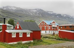 Il piccolo villaggio di Seydisfjordur si trova nel nord-est dell'Islanda, nella regione dell'Austurland, in una zona circondata da montagne e cascate. Le sue case rosse coi tetti a punta ...