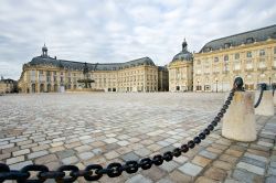 Place de la Bourse, il capolavoro architettonico di Bordeaux in Francia - © Francisco Javier Gil / Shutterstock.com