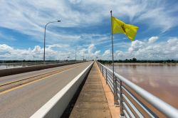 Il ponte dell'amicizia che separa la Thailandia dal Laos nei dintorni di Nong Khai - © Muellek Josef / Shutterstock.com