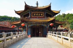 Il Ponte di pietra del Tempio Yuantong a Kunming. Siamo nel sud della Cina, nello stato di Yunnan - © Calvin Chan / Shutterstock.com