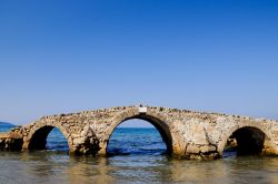 Ponte nel mare ad Argasi, Zante (Zacinto): siamo nelle Isole Ioniche, in Grecia - © mangojuicy / Shutterstock.com