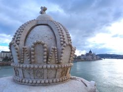 Particolare di un ponte sul Danubio a Budapest, Ungheria - Fra le tante opere architettoniche che abbelliscono la capitale d'Ungheria non mancano splendidi balconi panoramici costruiti sul ...
