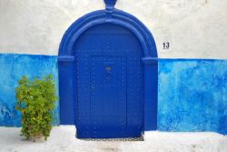 Una tipica porta Blu di casa della medina di ...