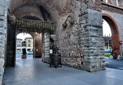 La Porta di Verona si apre nella mura di Soave, nella zona sud del Borgo. I grappoli appesi ad appassire ci ricordano la grande tradizione vinicola della zona