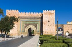 Porta d'ingresso alla citta Imperiale di Meknes in Marocco. Si tratta della splendia Bab Mansour, una delle porte più spettacolari di tutta l'Africa - © posztos / Shutterstock.com ...