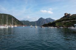 Porto di Girolata, in Corsica - per raggiungere il Golfo di Girolata e l'omonimo paesino a piedi, si parte da una località nota come Bocca di Croce e da lì, più di due ...