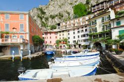 Scorcio panoramico del porto, Limone sul Garda - Fra le passeggiate da fare alla scoperta degli angoli più suggestivi di Limone sul Garda non mancano quelle lungolago per conoscere da ...