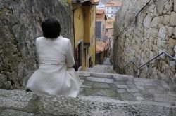 Le viuzze acciottolate e i saliscendi in pietra di Oporto conducono i turisti in un salto nel passato, e ispirano i viandanti sognatori © javi_indy / Shutterstock.com