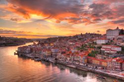 Oporto al tramonto si tinge di rosa, come il corso placido del Douro, e i tetti rossi della città sembrano riflettere le nuvole © Martin Lehmann / Shutterstock.com