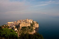 Il Promontorio di Gaeta si prtende nel mare Tirreno, nel Lazio meridionale, in direzione delle isole di Ponza e Ventotene - © mdlart / Shutterstock.com