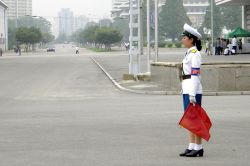 Pyongyang: una vigilessa nella capitale della Corea del Nord - Foto di Giulio Badini / I Viaggi di Maurizio Levi