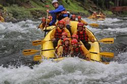 Rafting in Trentino:siamo in Val di Sole. lungo il turbulento Fiume Noce, ci accompagnano le guide di Extreme Waves di Commezzadura