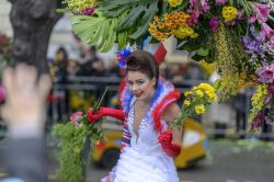 Ragazza con i fiori si prepara alla sfilata del Carnevale di Nizza - © Bargotiphotography / Shutterstock.com 