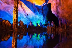 Ree Flute Caves, le splendide grotte si trovano vicino a Guilin in Cina - © TDway / Shutterstock.com