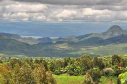 Uno scorcio della Rift Valley vicino a Konso, Etiopia. La biodiversità unica qui presente contribuisce a fare avere il nome di "culla dell'umanità" a questa terra.
 ...