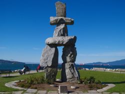 In occasione dei Giochi Olimpici invernali di Vancouver del 2010 è stato scelto il simbolo di Inukshuk, tradizionale costruzione in pietra usata come punto di riferimento dai popoli dell'America ...