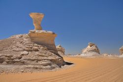 Rocce erose nel deserto bianco dell'Egitto