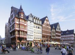 Piazza Römerberg, la più grande della Germania, sorge proprio al centro di Francoforte, dove in epoca medievale ospitava il mercato e altri momenti importanti della vita cittadina. ...