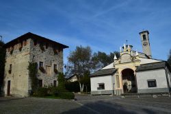 Santuario di Loreto a Lanzo Torinese con torrione medievale a fianco, Piemonte - © Gigillo83 - CC BY-SA 3.0, Wikipedia