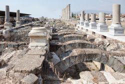Gli Scavi romani a Izmir: l'Agorà di Smirne venne ricostruita sotto l'impero romano, a seguito di un disastroso terremoto.  Smirne comunque ha origini più antiche, ...