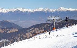 Sciare a Jasna Low Tatras, Slovacchia. Questo resort turistico di montagna aperto tutto l'anno è in inverno la stazione sciistica più grande dell'Europa centrale. 181780916 ...