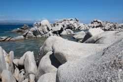 Scogli di granito modellati da vento e onde lungo le coste delle Isole di Lavezzi, Corsica del Sud.