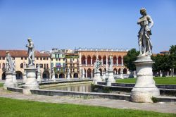 Scorcio di Prato della Valle e delle sue decine di statue a Padova - © Mira Arnaudova
/ Shutterstock.com
