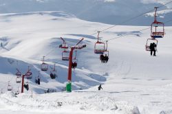 Seggiovia a Sinaia: la Valle della Prahova è uno dei luoghi in cui si può sciare in Romania. Famoso è il comprensorio del Monte Furnica - © Dumitrescu Ciprian-Florin ...