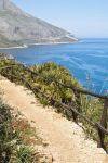Sentiero lungo la Riserva dello Zigaro in Sicilia. ...