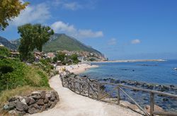 Sentiero lungo il mare a Cala Gonone in Sardegna  - © Alan Kraft / Shutterstock.com
