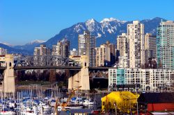 Lo skyline di Vancouver - nella parte meridionale della Columbia Britannica, Canada - riesce a competere in grandiosità con le montagne sullo sfondo, con qualche vetta innevata - © ...