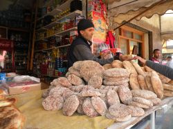 Dentro al souk, tra i colori del mercato tipico ...