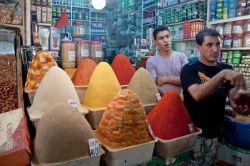 Spezie al mercato di Meknes, una delle ex capitali del Marocco - © Matyas Rehak / Shutterstock.com 