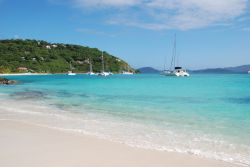 Spiagga bianca a Jost Van Dyke. Le British Virgin Islands (BVI) si trovano nella zona più settentrionale dei caraibi, a metà strada circa tra Porto Rico e Anguilla - © Joel ...
