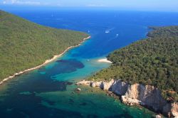 Spiagge a Sivota, lungo il cristallino mare di Igoumenitsa,sulle coste dell'Epiro in Grecia - © Netfalls - Remy Musser / Shutterstock.com 