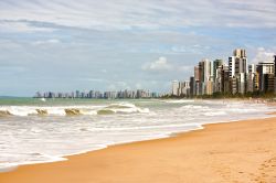 La famosa spiaggia di Boa Viagem si trova nel centro di  Recife in Brasile - © ostill / Shutterstock.com