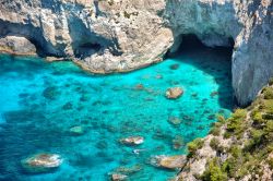 Le incredibili acque trasparenti nei pressi della spiaggia di Kryfo a Zante (Zacinto) in Grecia - © dimitris_k / Shutterstock.com