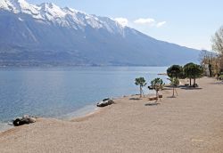 Spiaggia in primavera, Limone sul Garda - Grazie al clima mite caratterizzato anche dalla vicinanza con il lago, Limone accoglie i turisti con temperature decisamente gradevoli. Nei mesi primaverili, ...