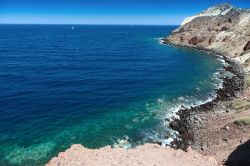 Una Spiaggia a Santorini (Grecia). E' una delle isole delle Cicladi, che fa parte di una delle isole dell'arco vulcanico del sud Egeo, appena a nord di Creta, in Grecia - © Gianluca ...